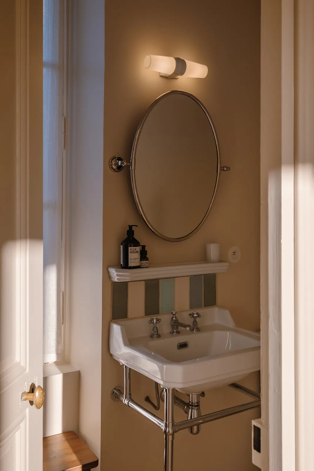 salle de bain vintage décoration classique chic maison Normandie Rive par Side House salle de bain vintage décoration classique chic maison Normandie Rive par Side House