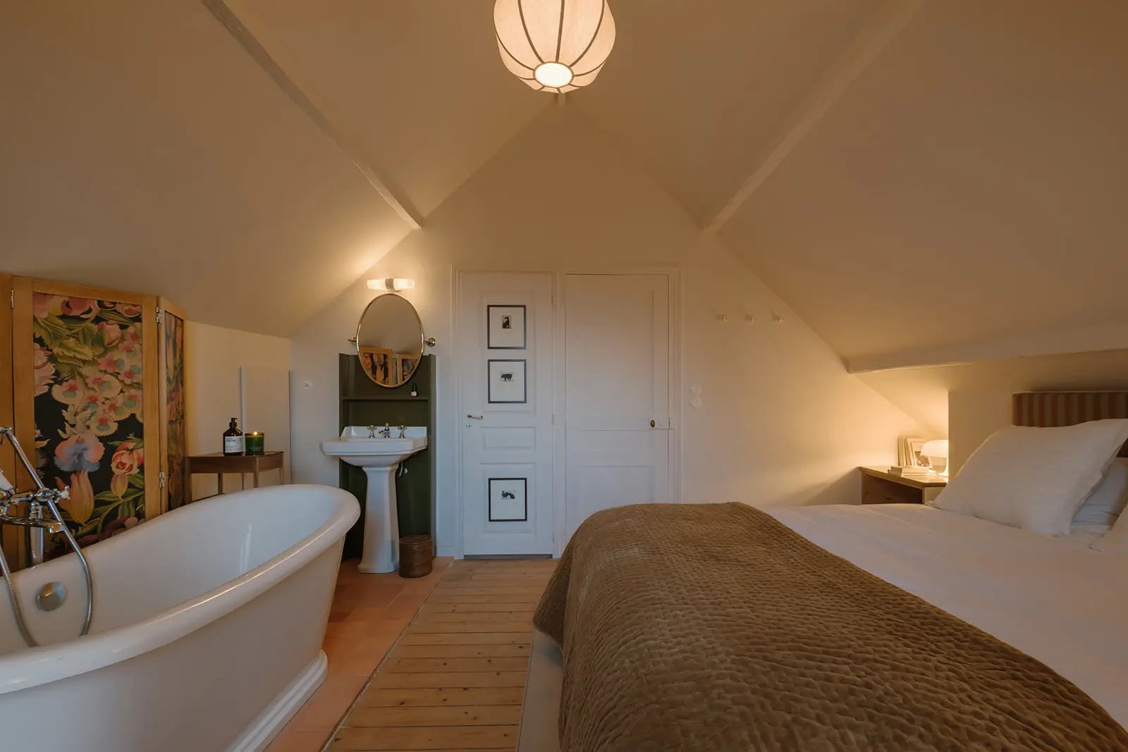 chambre mansardée avec baignoire décoration classique chic maison Normandie Rive par Side House chambre mansardée avec baignoire décoration classique chic maison Normandie Rive par Side House