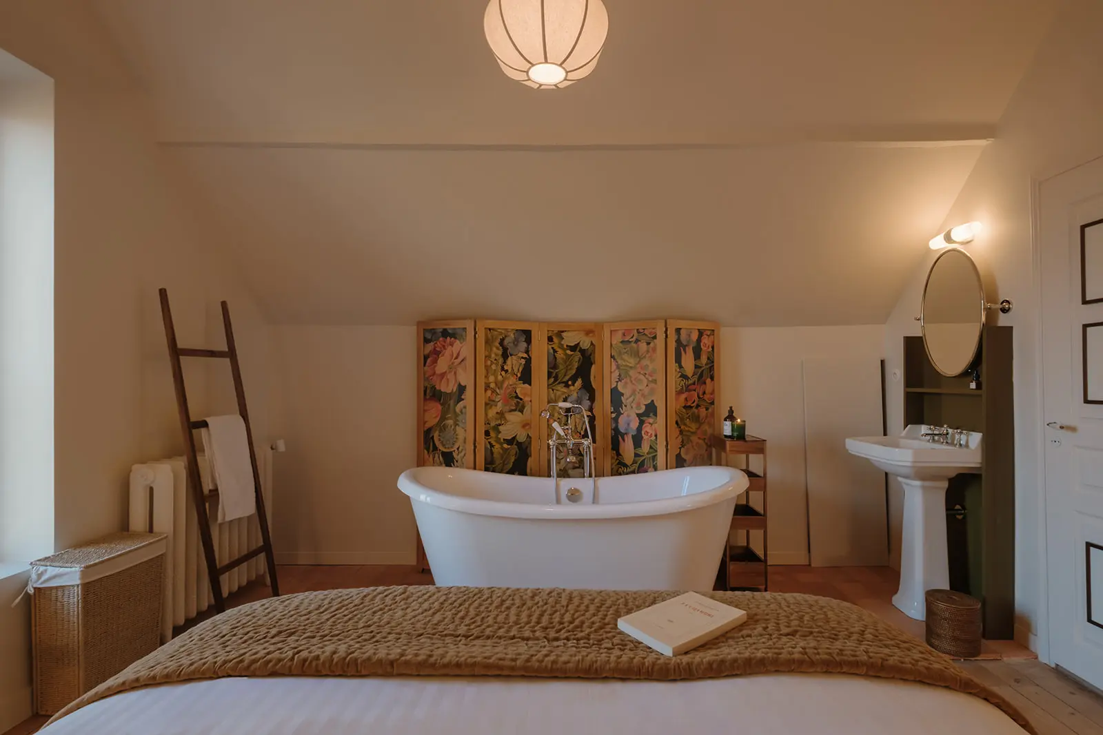 chambre avec baignoire décoration classique chic maison Normandie Rive par Side House chambre avec baignoire décoration classique chic maison Normandie Rive par Side House