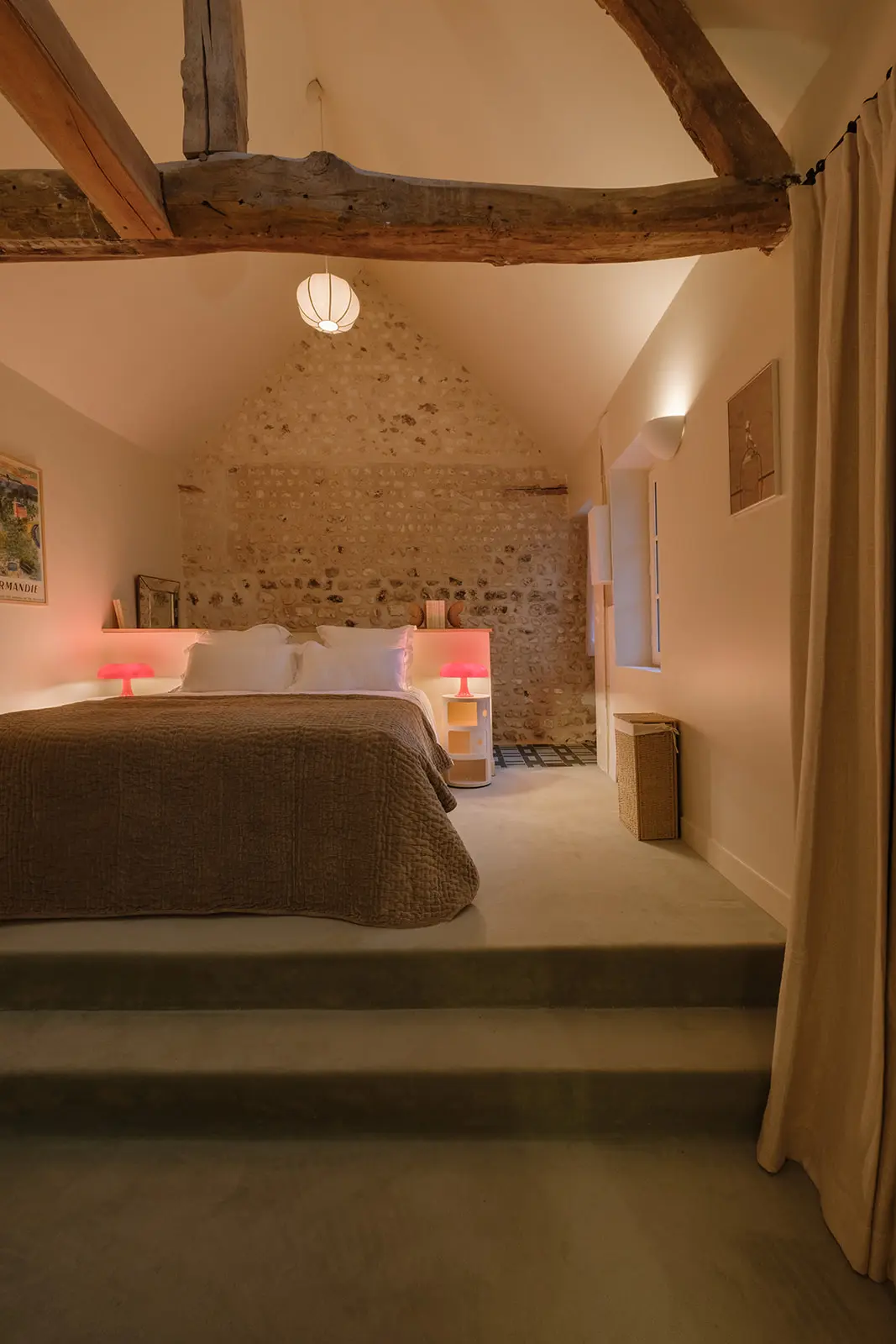 chambre avec poutres décoration classique chic maison Normandie Rive par Side House chambre avec poutres décoration classique chic maison Normandie Rive par Side House