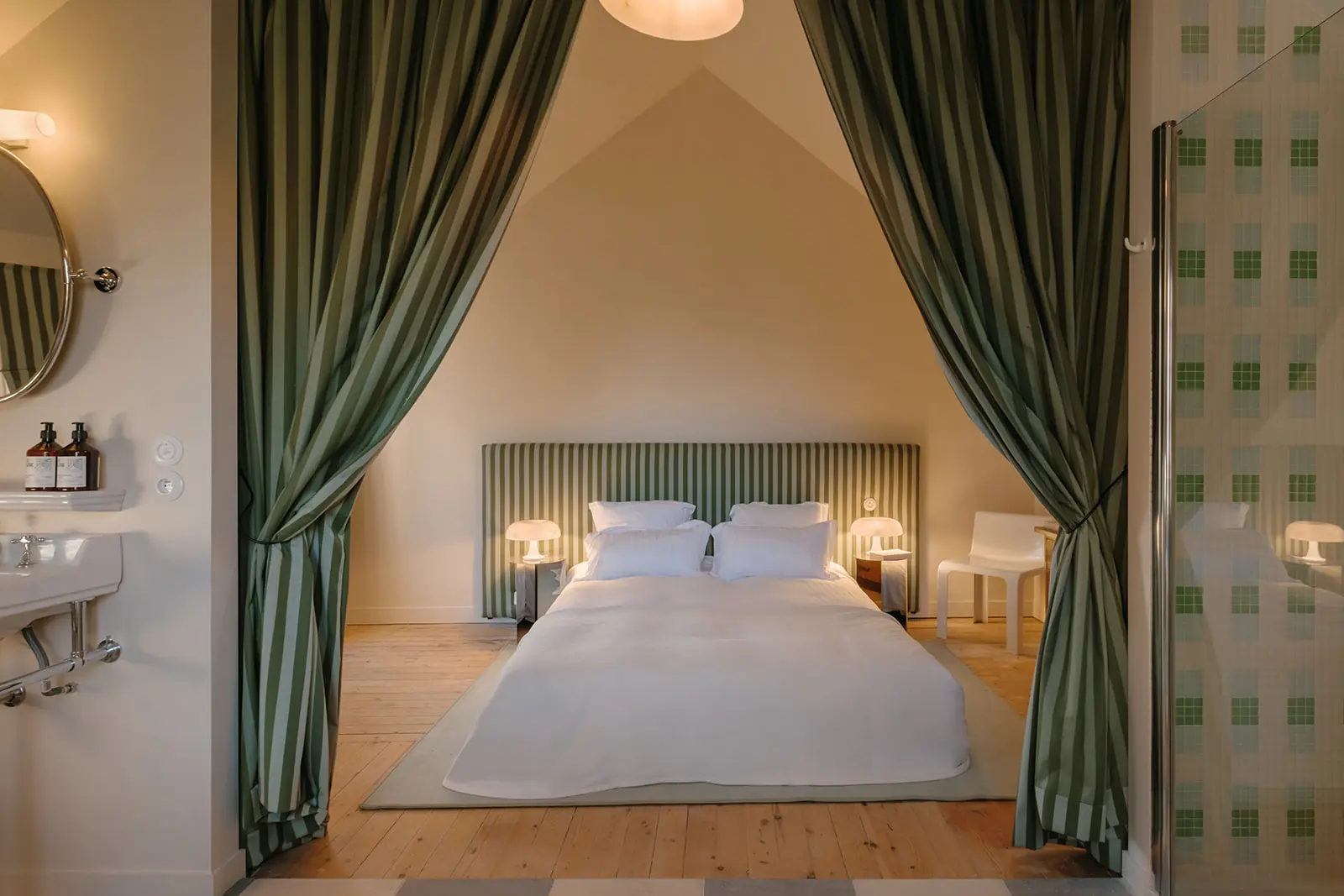 chambre avec salle de bain décoration classique chic maison Normandie Rive par Side House chambre avec salle de bain décoration classique chic maison Normandie Rive par Side House