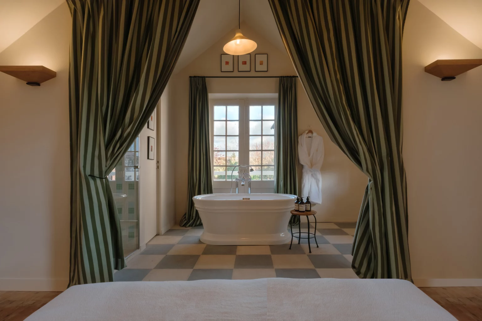 chambre avec salle de bain décoration classique chic maison Normandie Rive par Side House chambre avec salle de bain décoration classique chic maison Normandie Rive par Side House