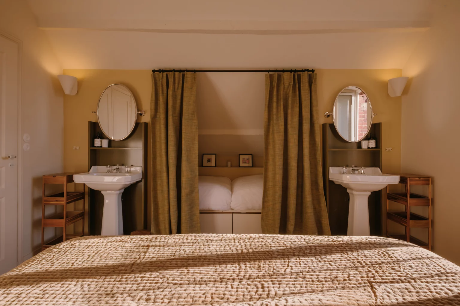 chambre avec lavabo décoration classique chic maison Normandie Rive par Side House chambre avec lavabo décoration classique chic maison Normandie Rive par Side House