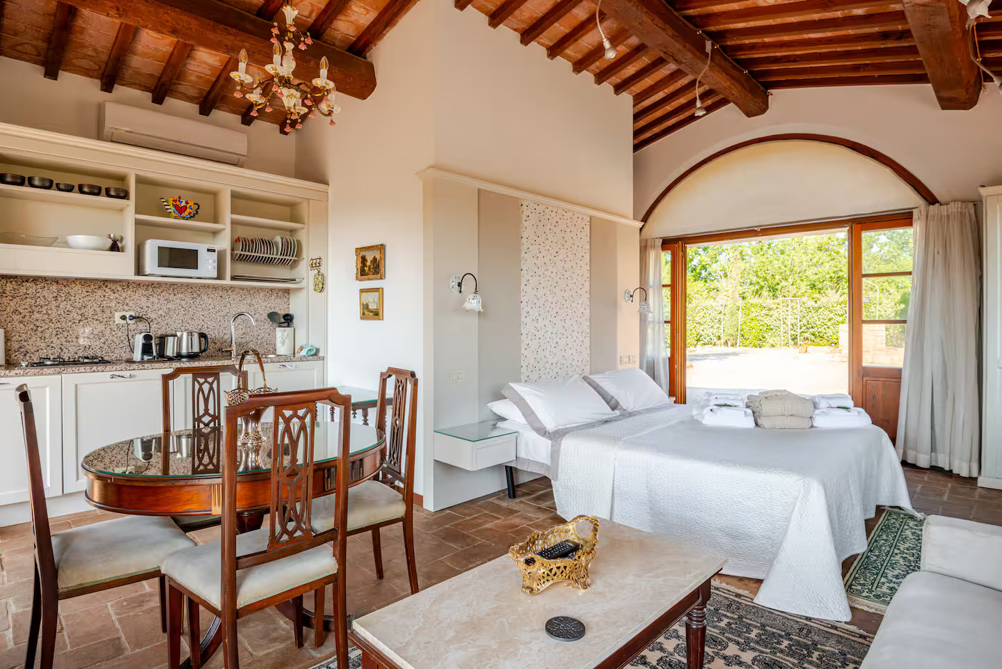 pièce ouverte avec poutres petite maison Toscane décoration rustique chic pièce ouverte avec poutres petite maison Toscane décoration rustique chic