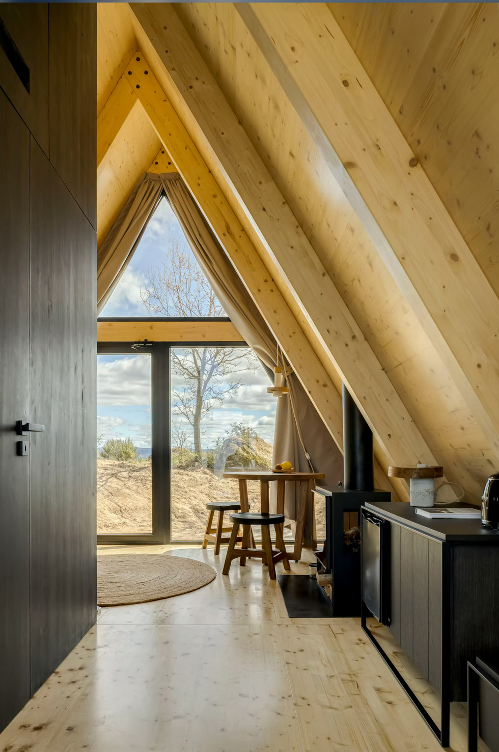 salle à manger petite maison A-Frame au Portugal The Vagar Country House salle à manger petite maison A-Frame au Portugal The Vagar Country House