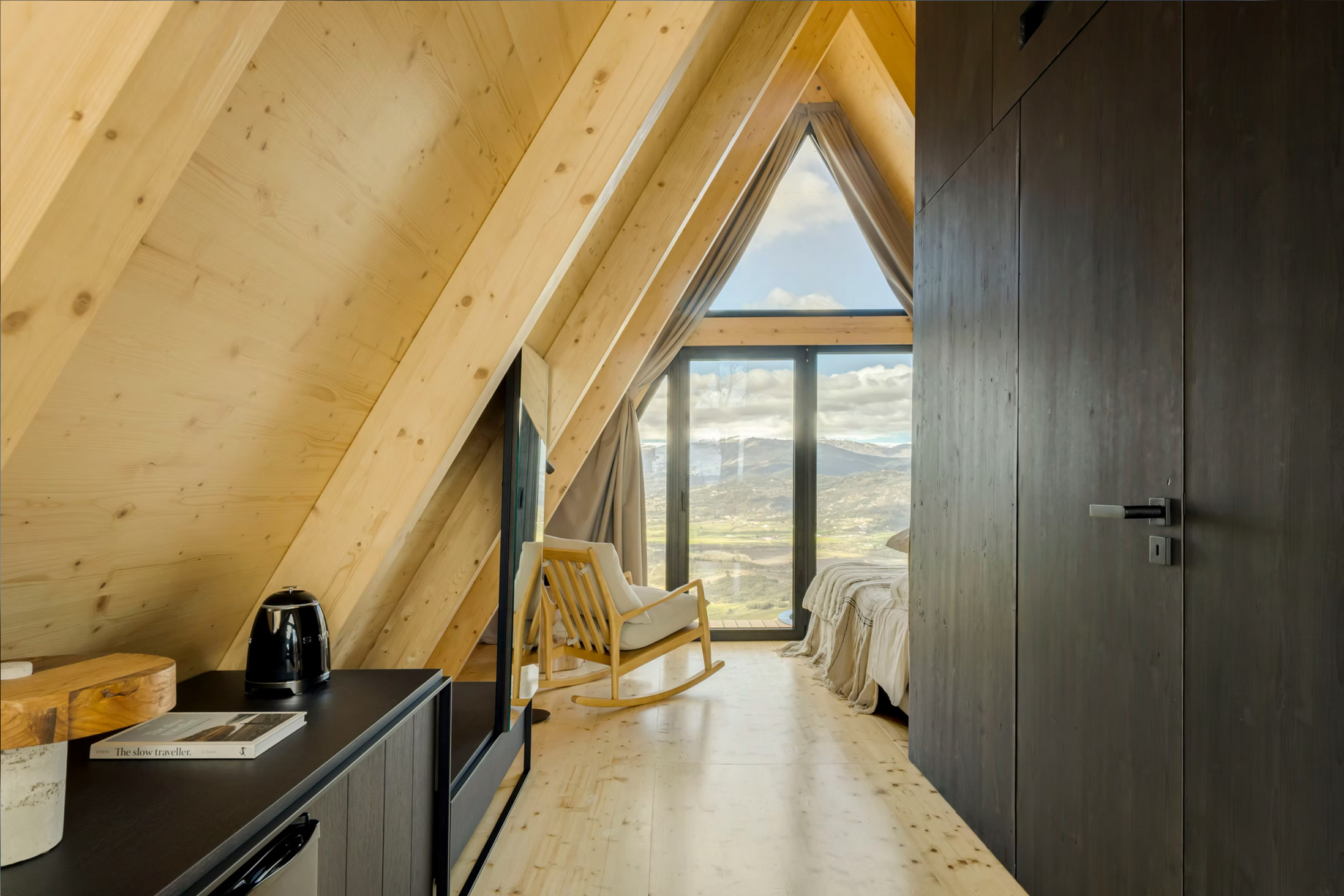 salon et chambre petite maison A-Frame au Portugal The Vagar Country House salon et chambre petite maison A-Frame au Portugal The Vagar Country House
