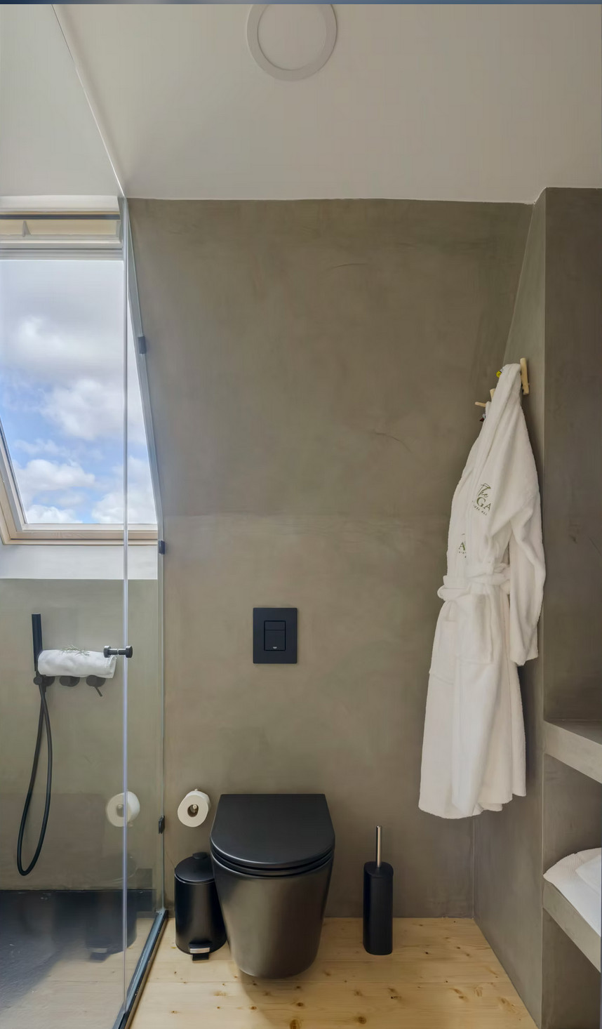 salle de bain avec velux petite maison A-Frame au Portugal The Vagar Country House salle de bain avec velux petite maison A-Frame au Portugal The Vagar Country House