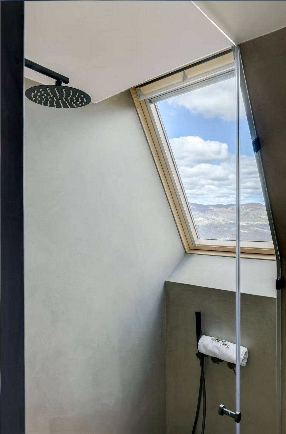 salle de bain design grise avec velux petite maison A-Frame au Portugal The Vagar Country House salle de bain design grise avec velux petite maison A-Frame au Portugal The Vagar Country House