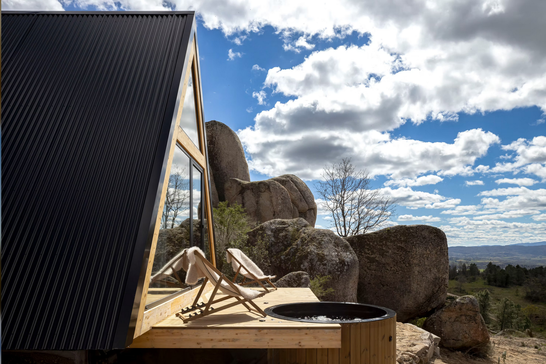 terrasse avec spa petite maison A-Frame au Portugal The Vagar Country House terrasse avec spa petite maison A-Frame au Portugal The Vagar Country House