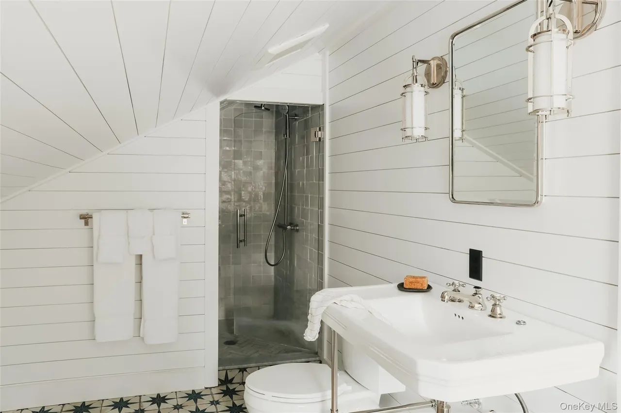 salle de bain mansardée décoration naturelle et vintage blanche salle de bain mansardée décoration naturelle et vintage blanche