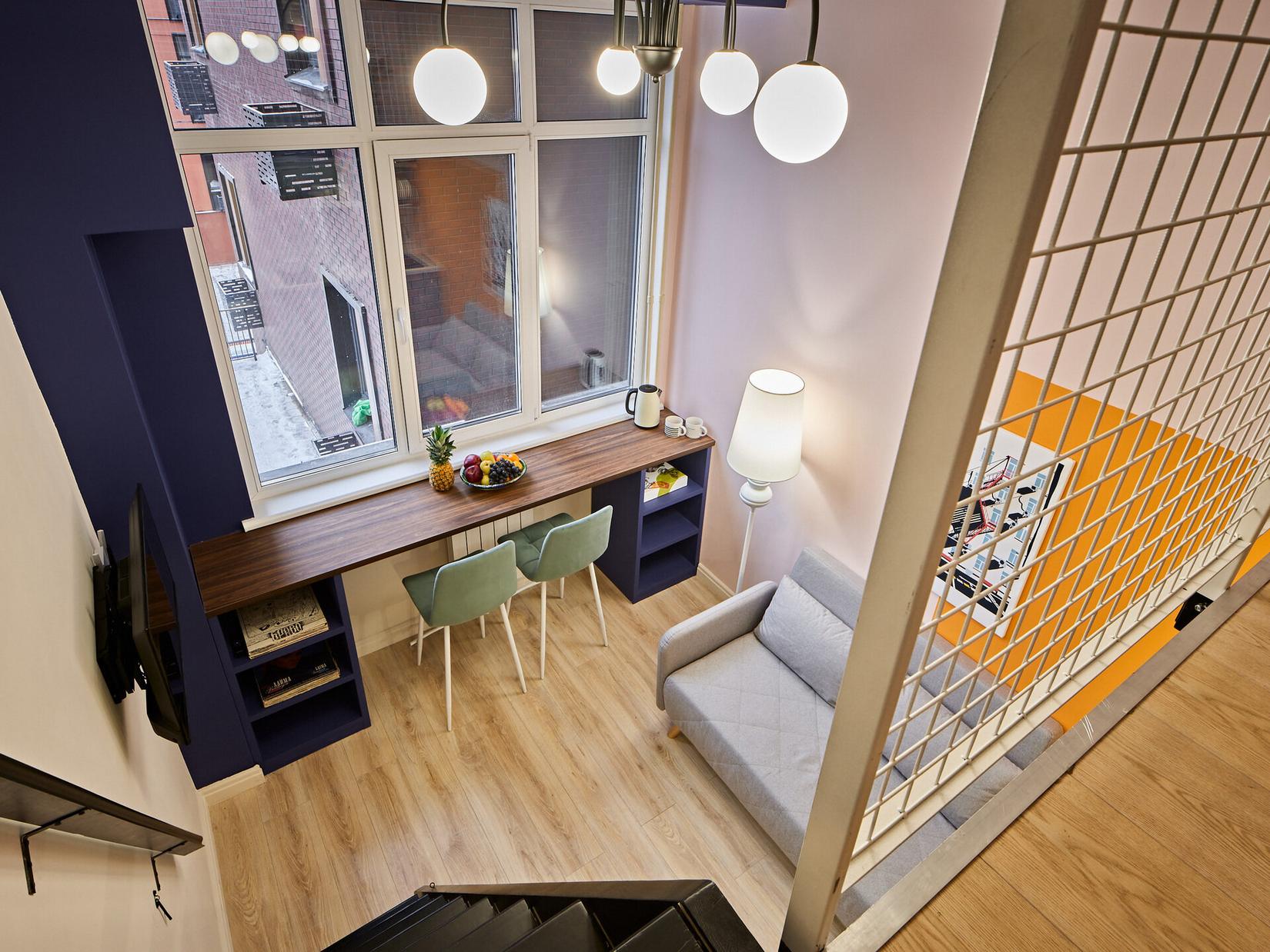 studio 25m2 avec mezzanine et décoration color blocking studio 25m2 avec mezzanine et décoration color blocking