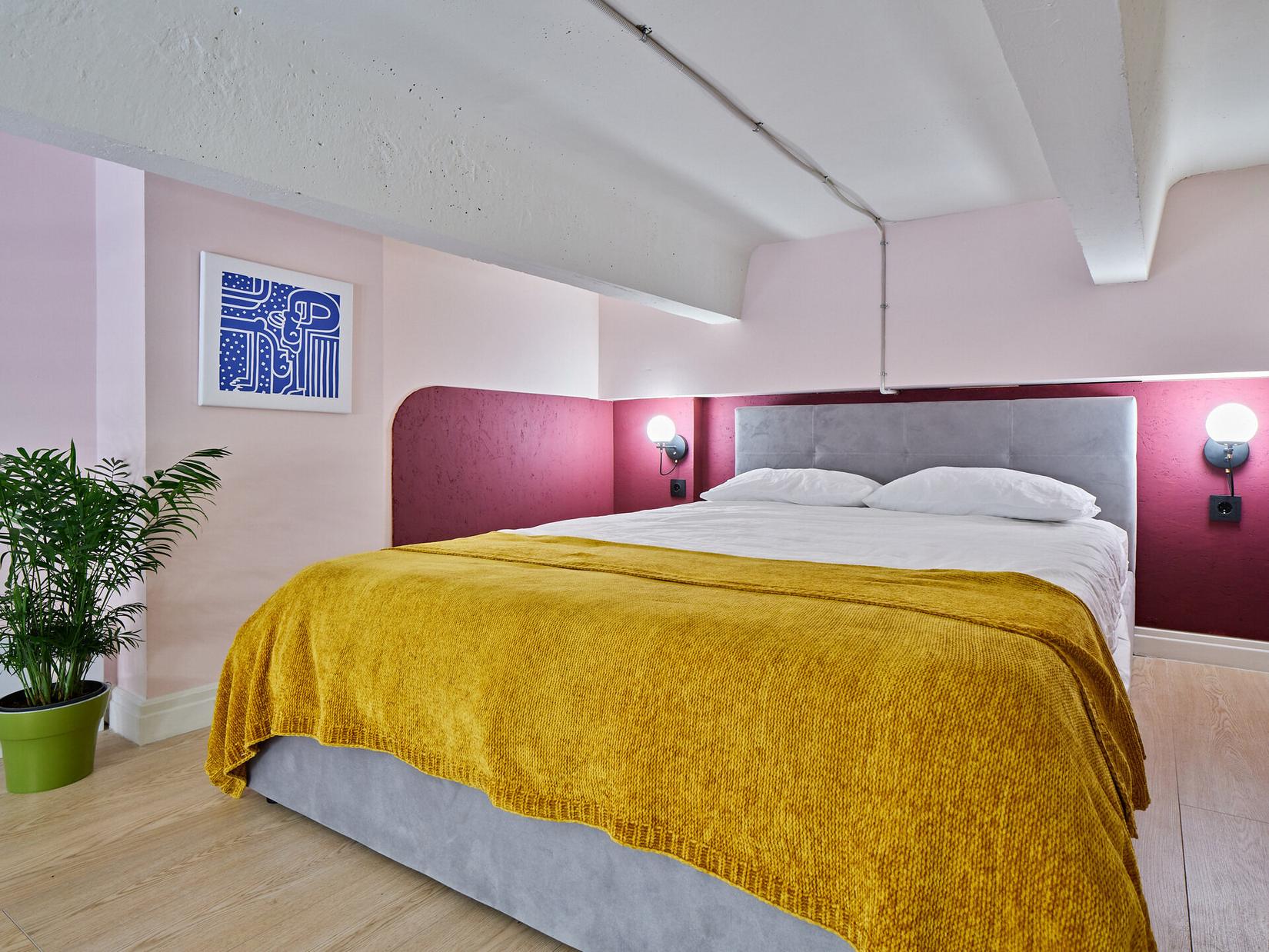 studio 25m2 avec mezzanine et décoration color blocking studio 25m2 avec mezzanine et décoration color blocking
