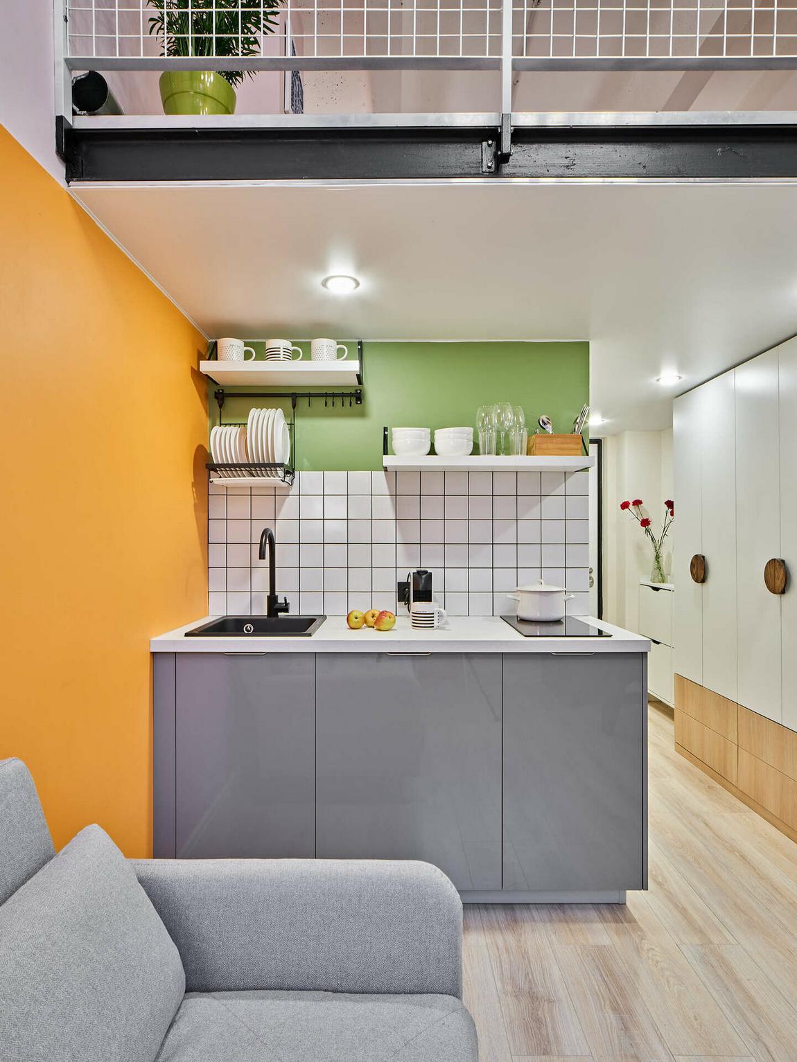 studio 25m2 avec mezzanine et décoration color blocking studio 25m2 avec mezzanine et décoration color blocking