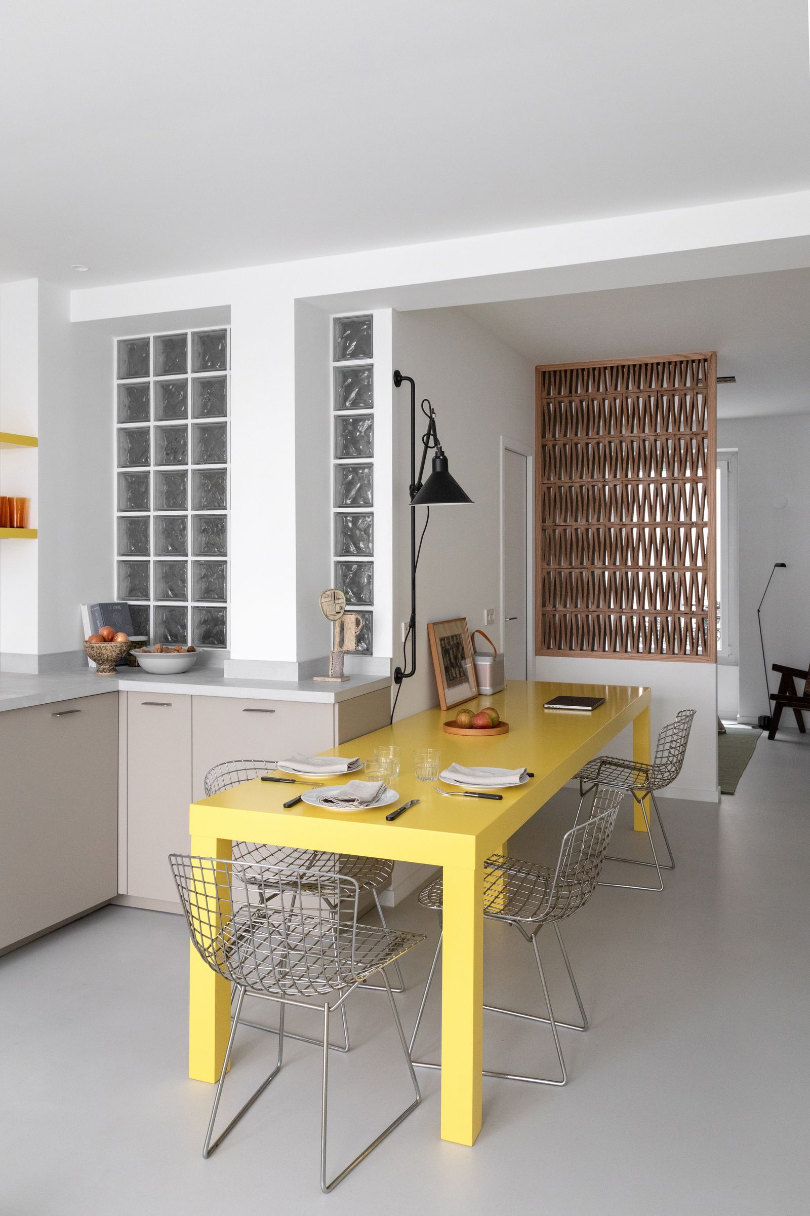 cuisine décoration design petit appartement 36m2 Paris avec table jaune et pavés de verre cuisine décoration design petit appartement 36m2 Paris avec table jaune et pavés de verre