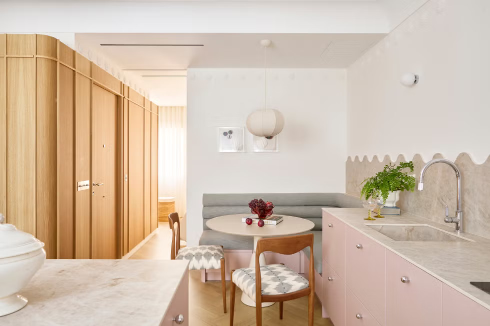 cuisine rose avec coin repas dans petit appartement 35m2 décoration design cuisine rose avec coin repas dans petit appartement 35m2 décoration design