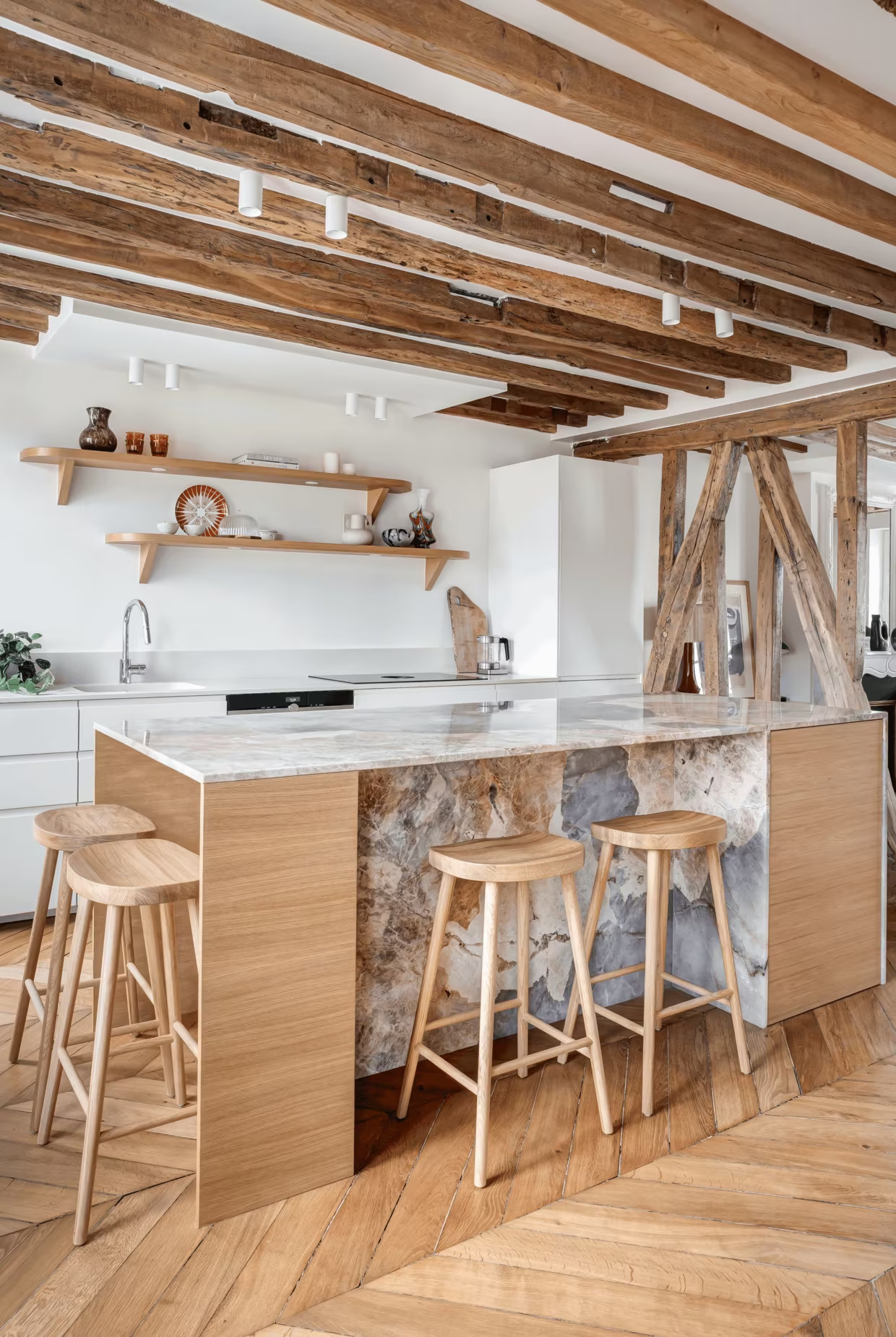 cuisine design blanche et bois et marbre avec poutres et colombages appartement Paris cuisine design blanche et bois et marbre avec poutres et colombages appartement Paris