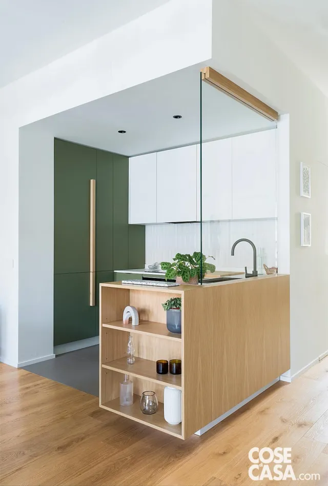 cuisine décoration design bois et vert avec vitre de séparation