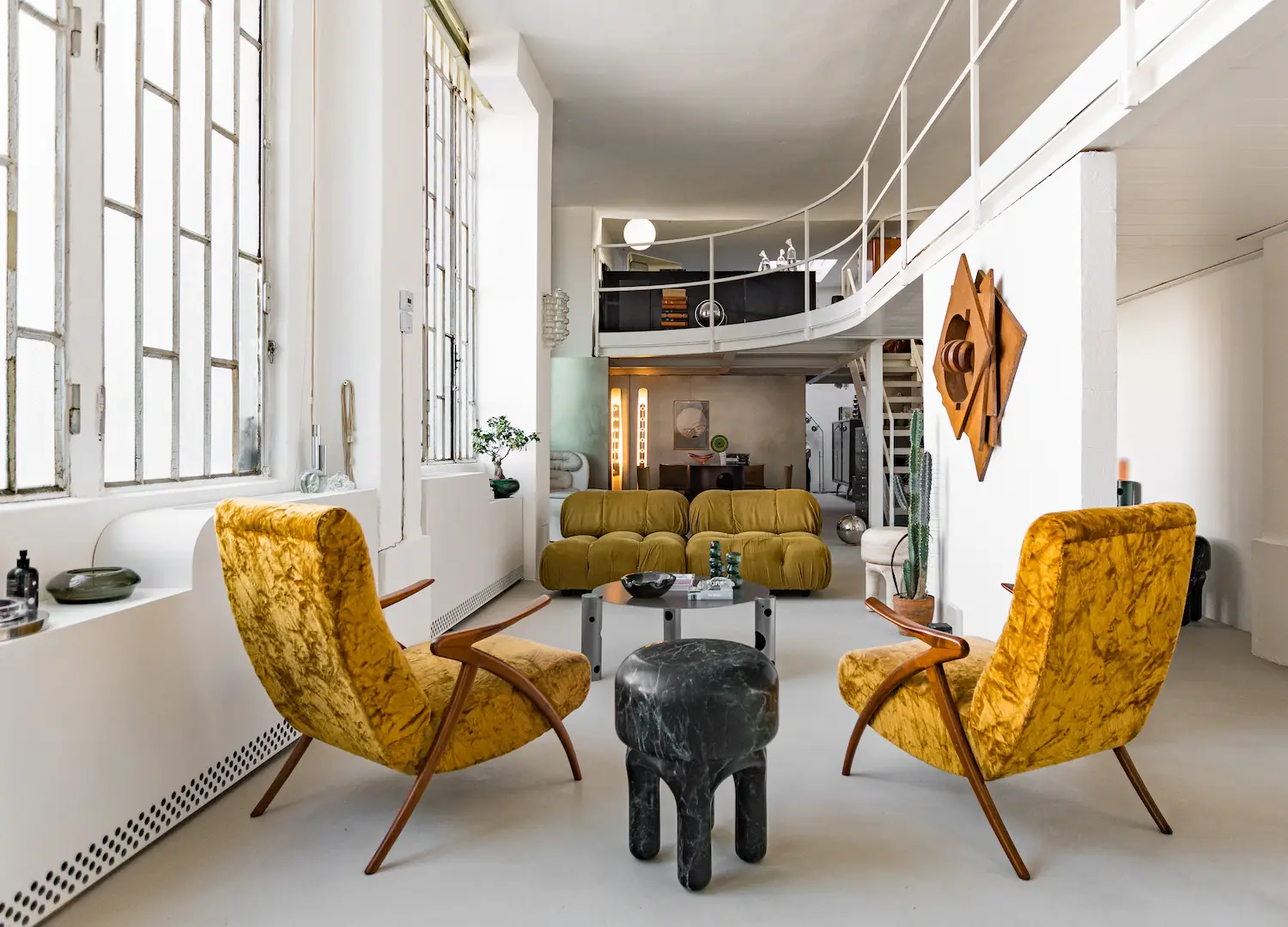 salon loft brutaliste Milan double hauteur décoration design