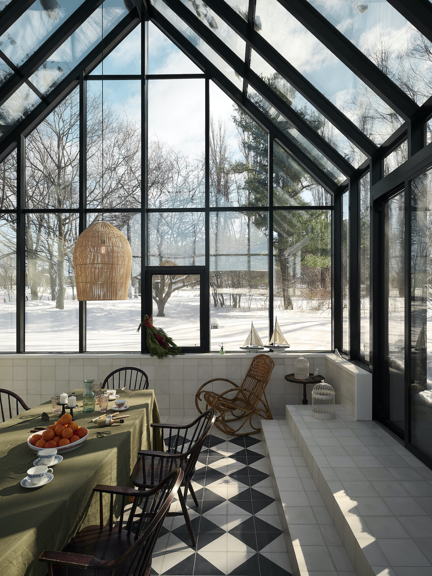salle à manger dans véranda décoration contemporaine