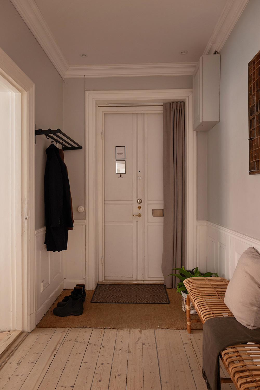 entrée avec banc appartement classique de 85m2 décoration contemporaine scandinave entrée avec banc appartement classique de 85m2 décoration contemporaine scandinave