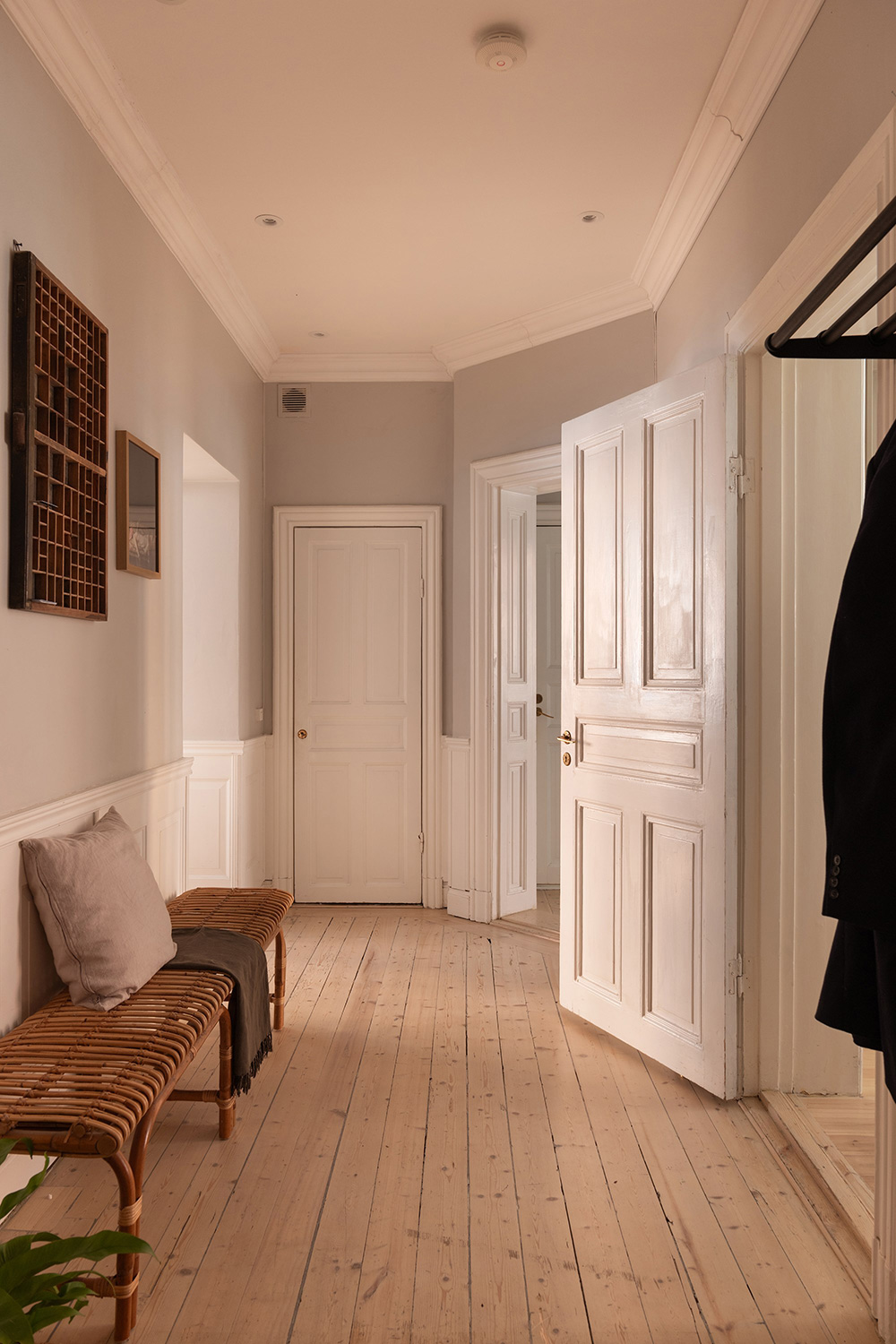 entrée avec banc appartement classique de 85m2 décoration contemporaine scandinave entrée avec banc appartement classique de 85m2 décoration contemporaine scandinave