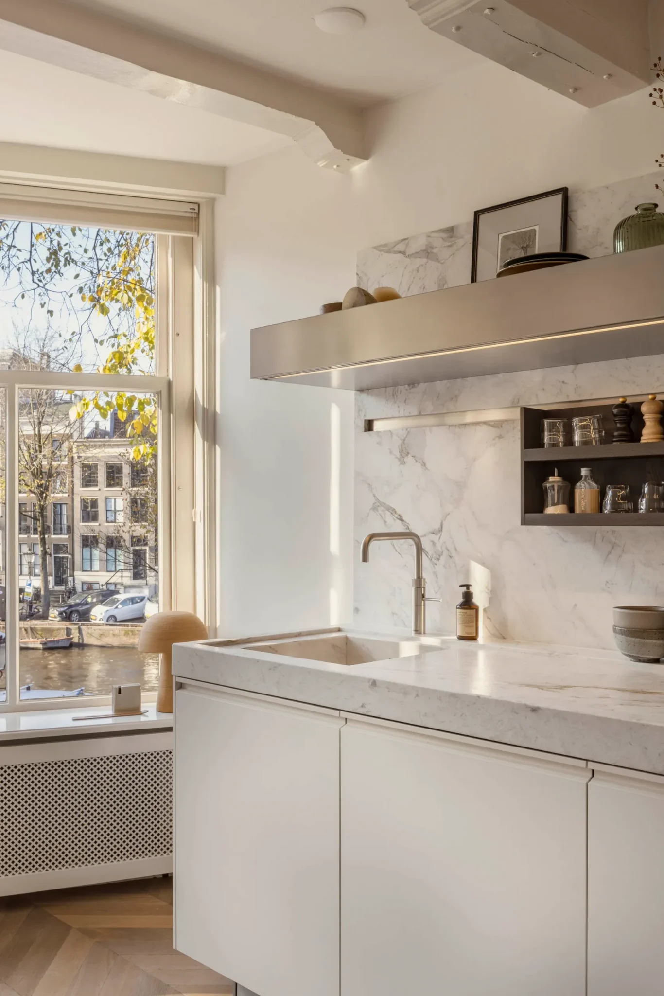 cuisine ouverte deux-pièces de 41m2 à Amsterdam dans immeuble ancien sur canal