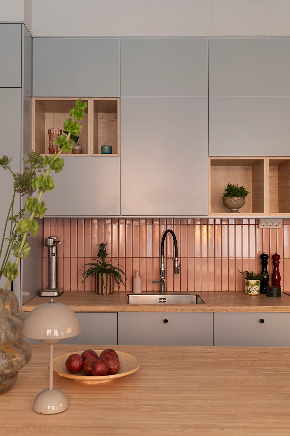 cuisine ouverte design grise carrelage rose dans appartement classique de 85m2 décoration contemporaine cuisine ouverte design grise carrelage rose dans appartement classique de 85m2 décoration contemporaine