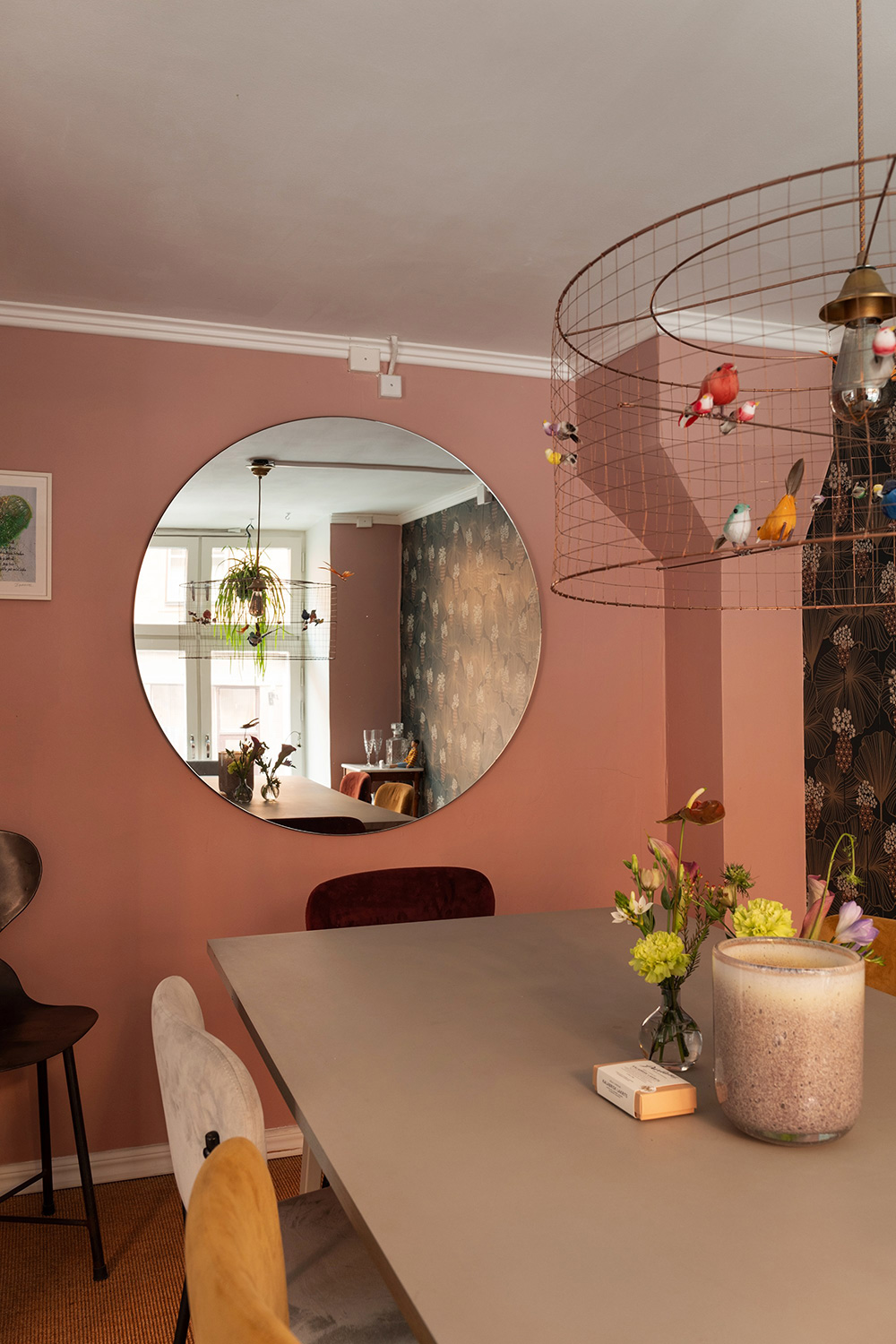 salle à manger papier-peint vert Umbrella Leaves de Boråstapeter appartement classique de 85m2 décoration contemporaine salle à manger papier-peint vert Umbrella Leaves de Boråstapeter appartement classique de 85m2 décoration contemporaine