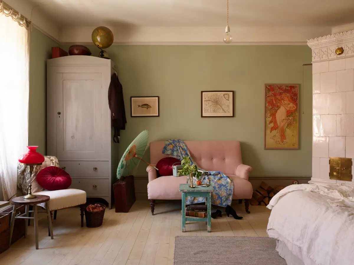chambre vintage murs vert et coin salon avec poêle décoration scandinave chambre vintage murs vert et coin salon avec poêle décoration scandinave