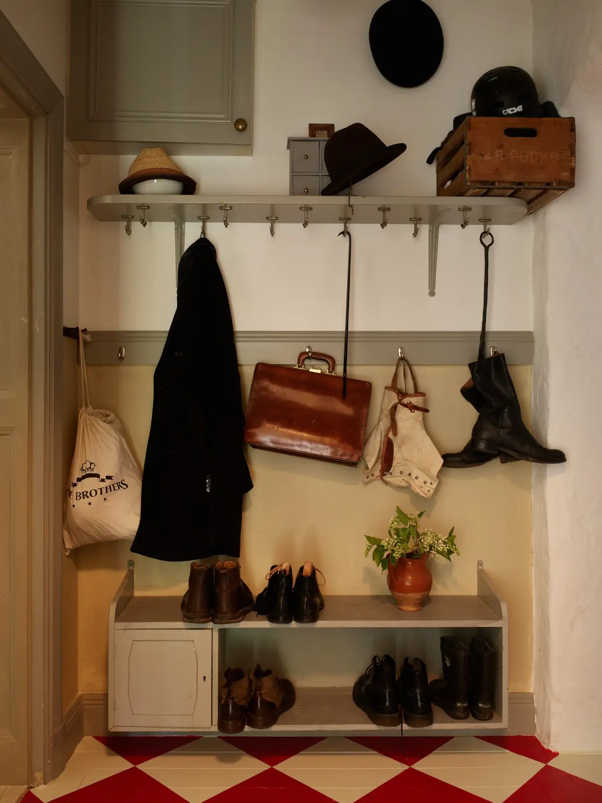 entrée style vintage sol parquet peint damier rouge et blanc entrée style vintage sol parquet peint damier rouge et blanc