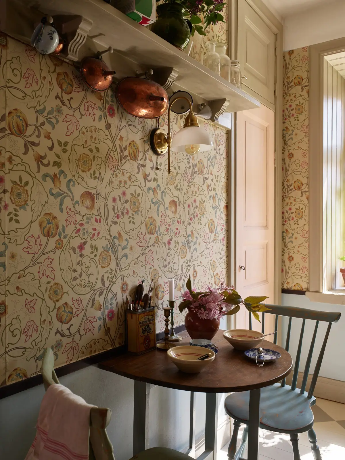 espace repas dans cuisine verte néo rustique papier-peint William Morris Mary Isobel décoration scandinave espace repas dans cuisine verte néo rustique papier-peint William Morris Mary Isobel décoration scandinave