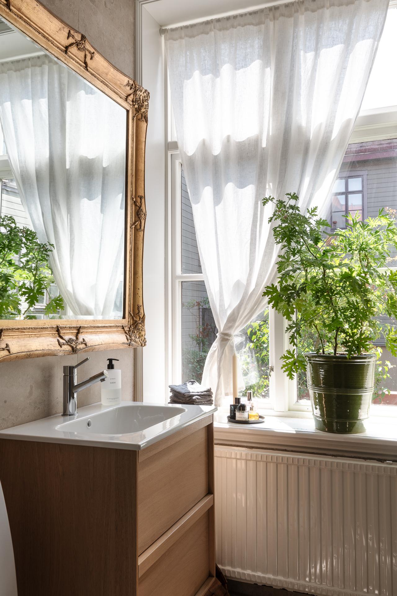 salle de bain avec miroir baroque doré deux-pièces 66m2 salle de bain avec miroir baroque doré deux-pièces 66m2