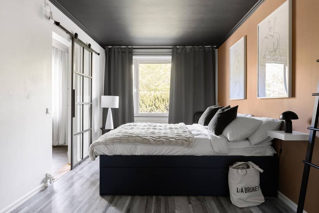 chambre avec verrière décoration design et scandinave plafond noir appartement deux-pièces 68m2 chambre avec verrière décoration design et scandinave plafond noir appartement deux-pièces 68m2