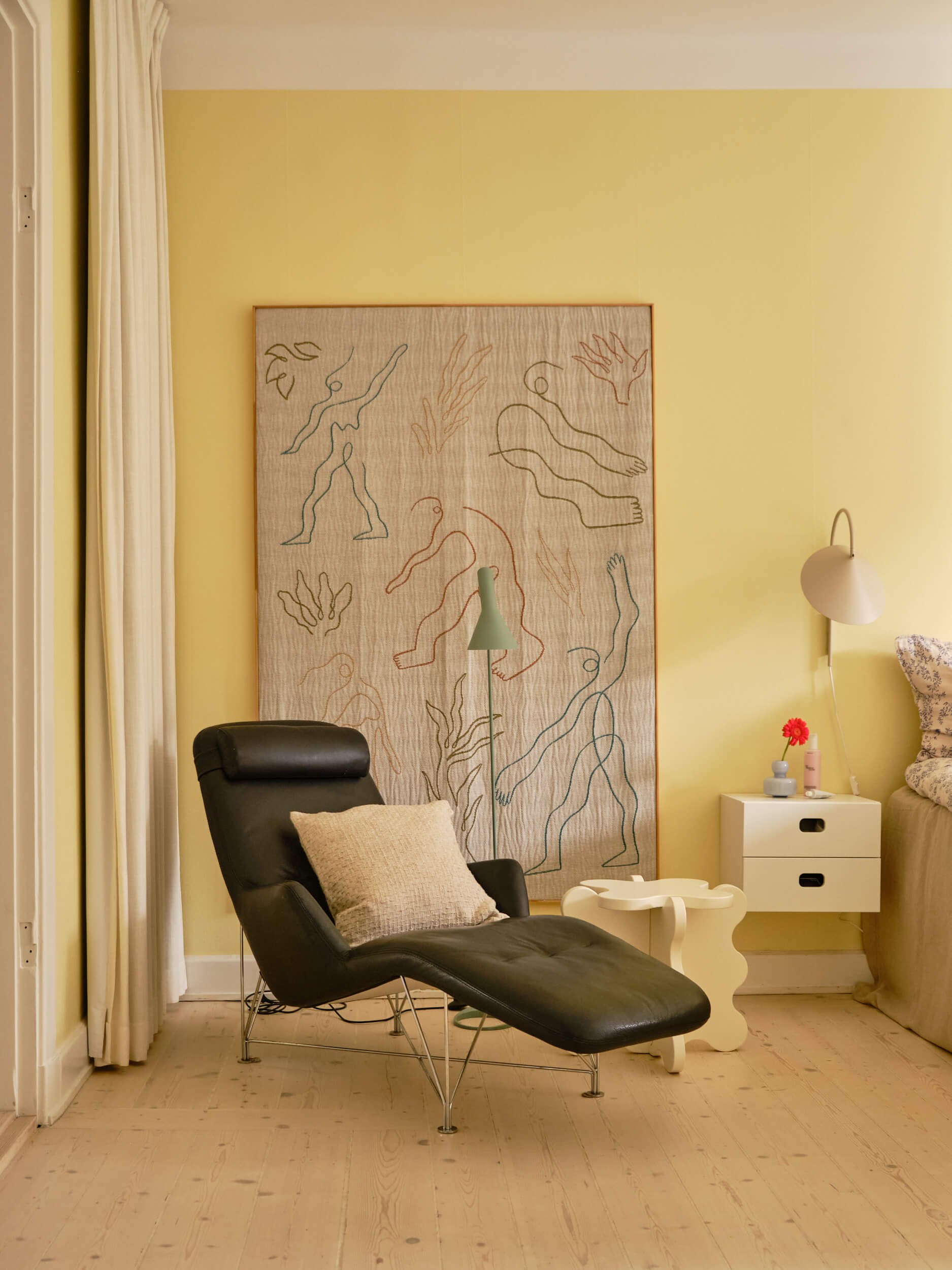 chambre murs jaunes décoration scandinave appartement ancien Stockholm
