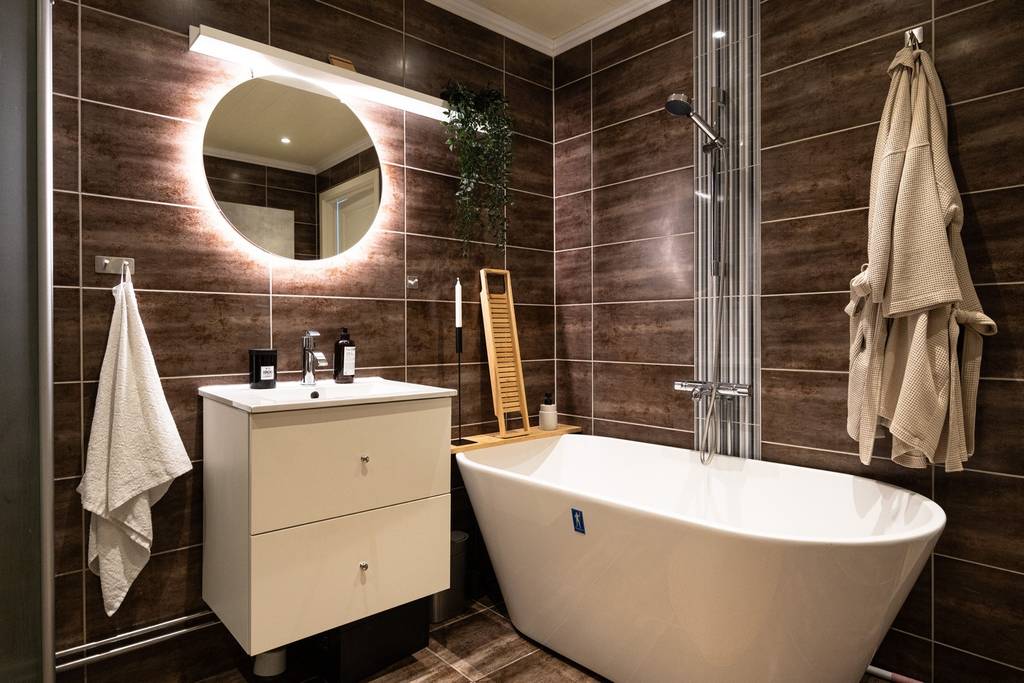 salle de bain carrelage marron décoration design baignoire îlot appartement deux-pièces 68m2 salle de bain carrelage marron décoration design baignoire îlot appartement deux-pièces 68m2