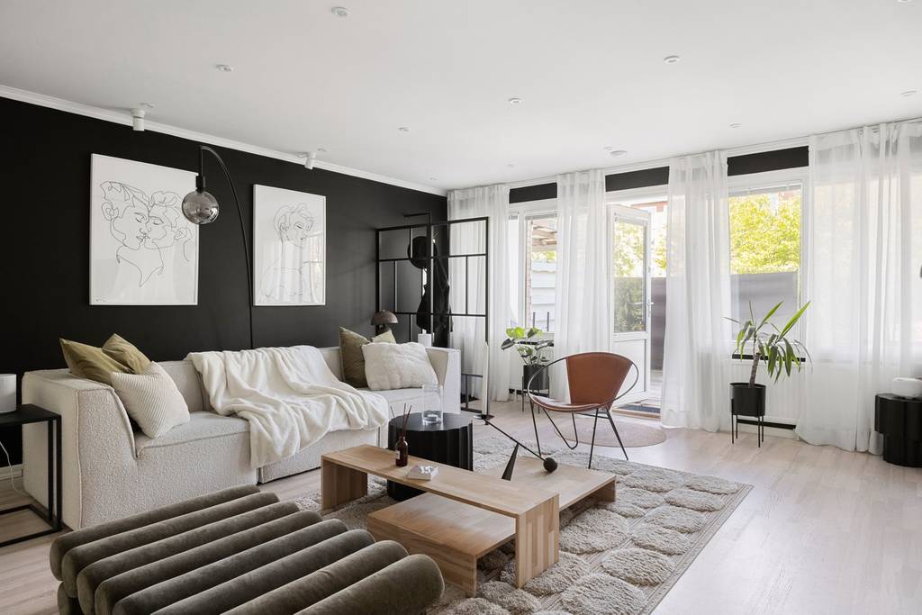 salon mur noir décoration design et scandinave appartement deux-pièces 68m2 salon mur noir décoration design et scandinave appartement deux-pièces 68m2