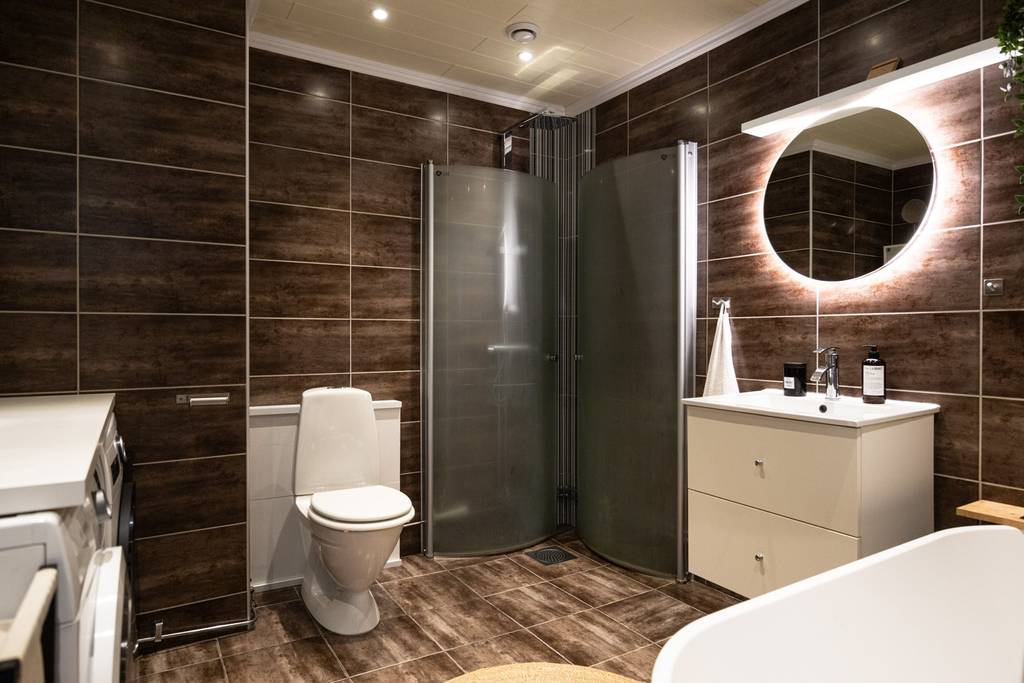 salle de bain carrelage marron décoration design baignoire îlot appartement deux-pièces 68m2 salle de bain carrelage marron décoration design baignoire îlot appartement deux-pièces 68m2
