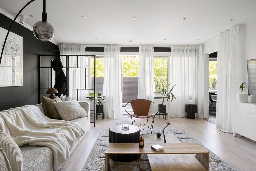 salon mur noir décoration design et scandinave appartement deux-pièces 68m2 salon mur noir décoration design et scandinave appartement deux-pièces 68m2