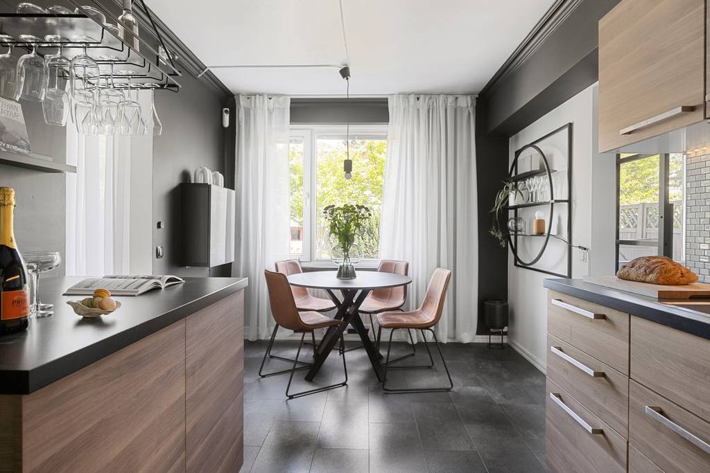 cuisine bois mur noir décoration design et scandinave avec espace salle à manger appartement deux-pièces 68m2 cuisine bois mur noir décoration design et scandinave avec espace salle à manger appartement deux-pièces 68m2