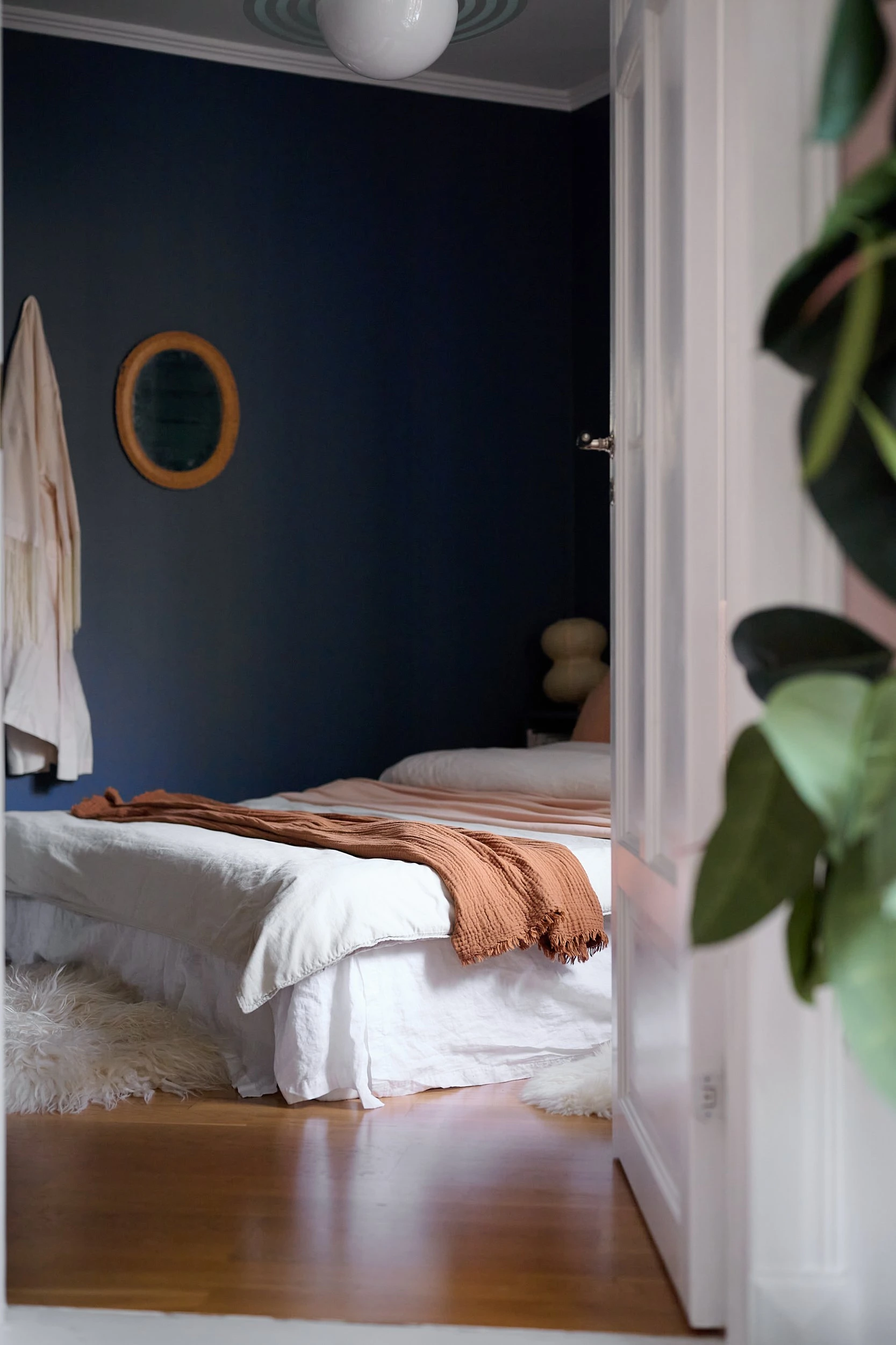 chambre murs bleus décoration scandinave deux-pièces 50m2 chambre murs bleus décoration scandinave deux-pièces 50m2