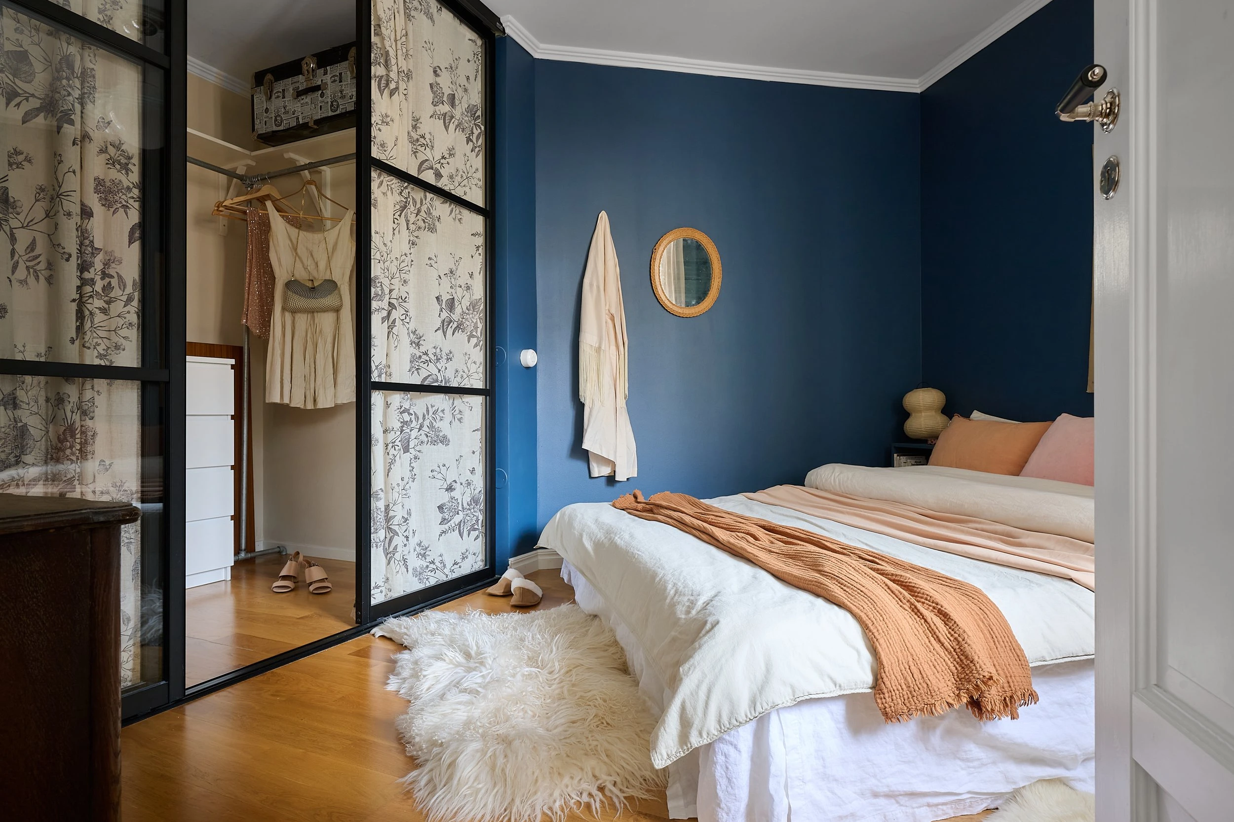 chambre murs bleus avec dressing vitré décoration scandinave deux-pièces 50m2 chambre murs bleus avec dressing vitré décoration scandinave deux-pièces 50m2