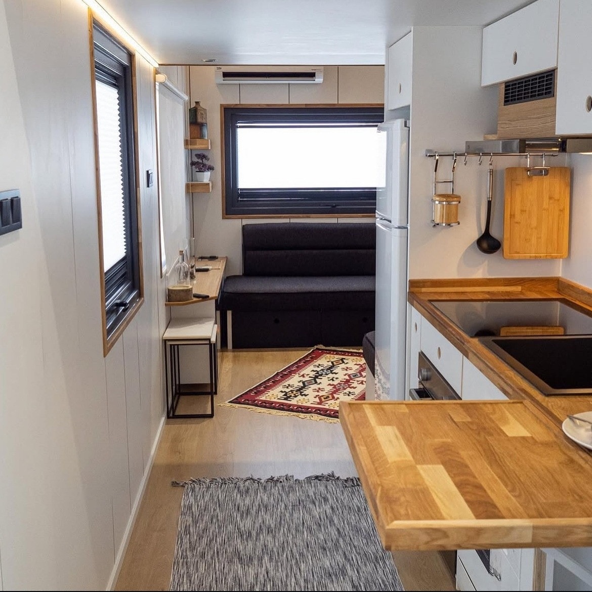 cuisine et salon avec cheminée décoration contemporaine tiny house française ODDA de 30m2 familiale