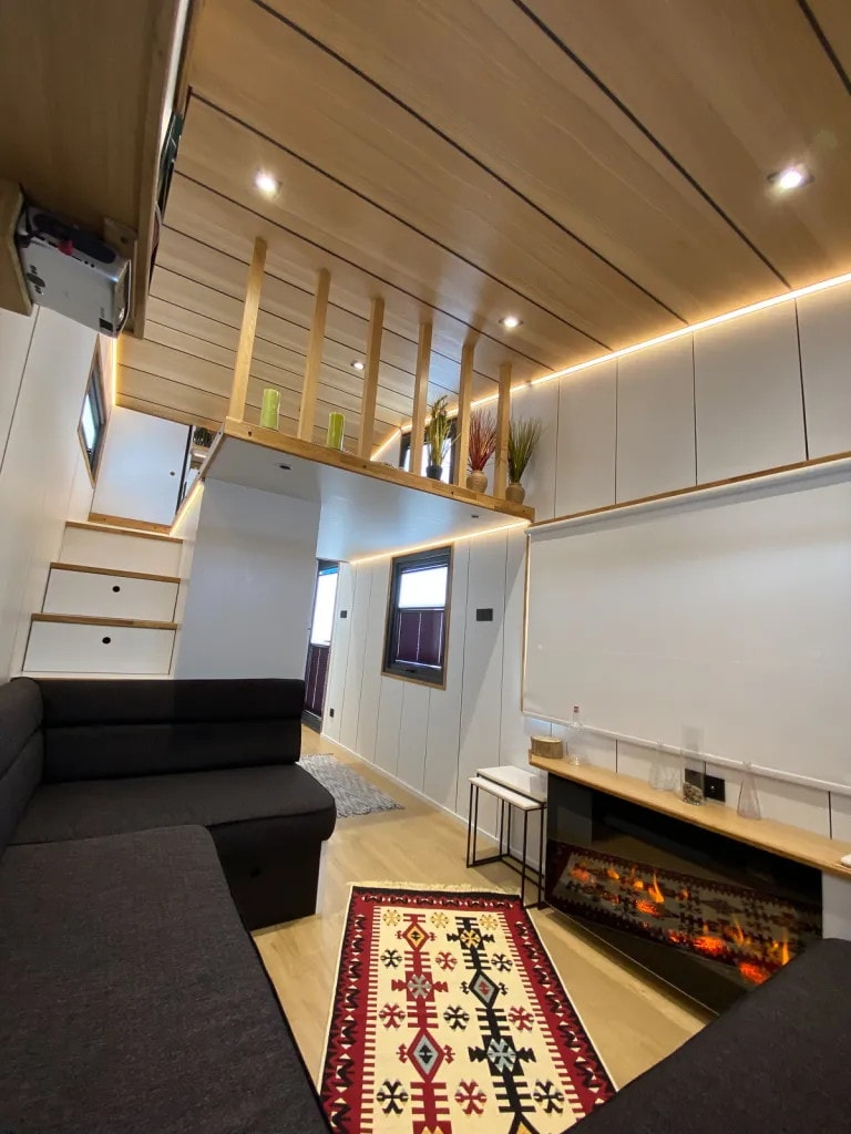 salon avec cheminée et mezzanine décoration contemporaine tiny house française ODDA de 30m2 familiale