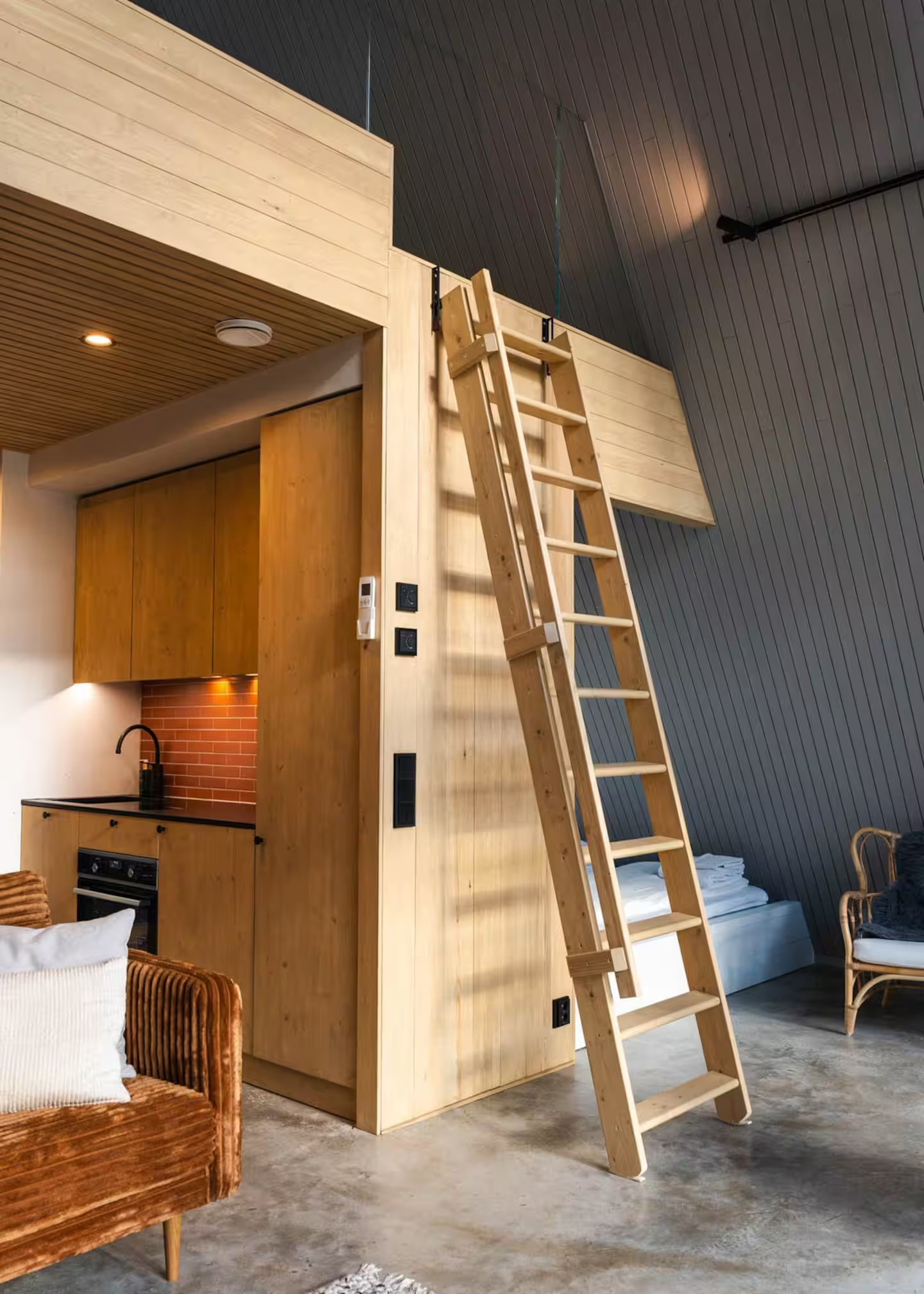 salon avec cuisine ouverte et mezzanine petite maison A Frame de 42m2