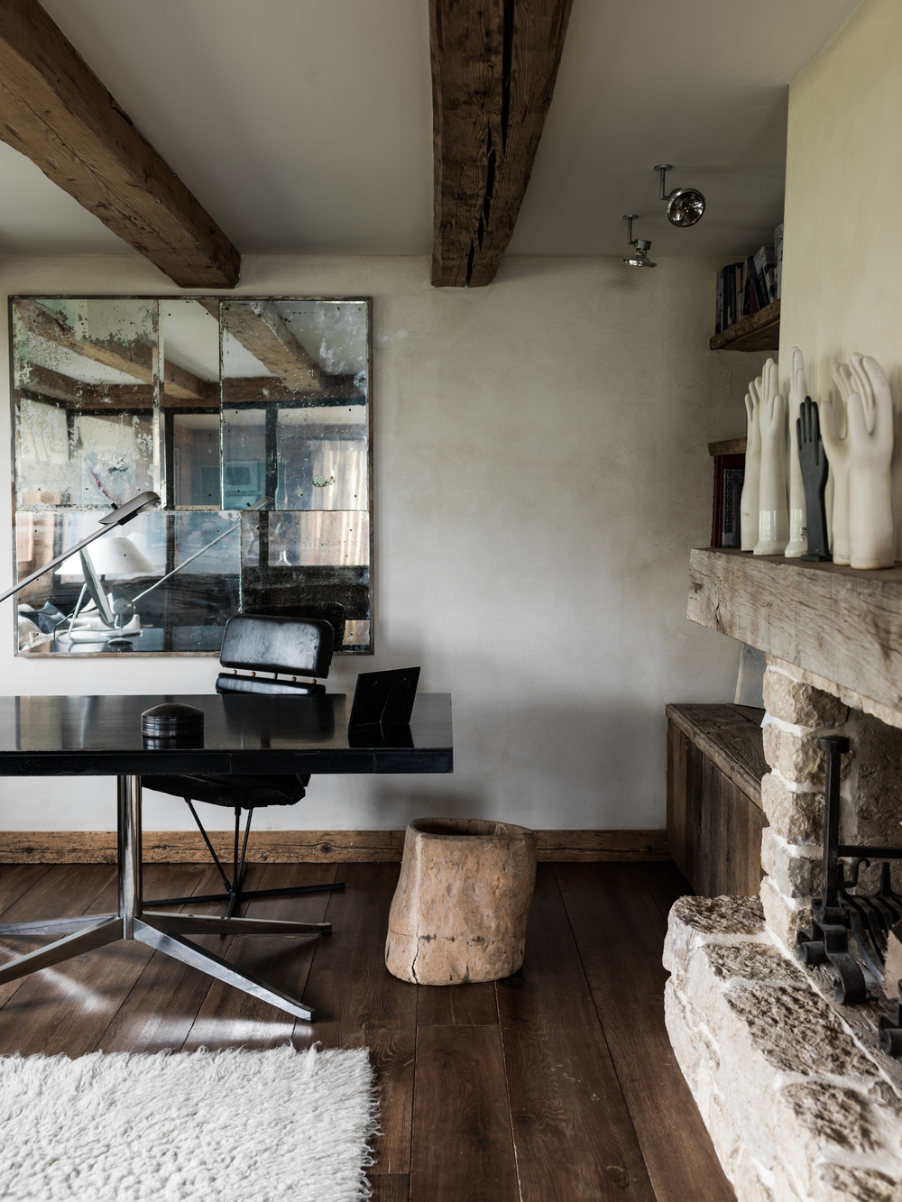 salon avec cheminée chalet familial en Suisse décoration contemporaine beige et bois