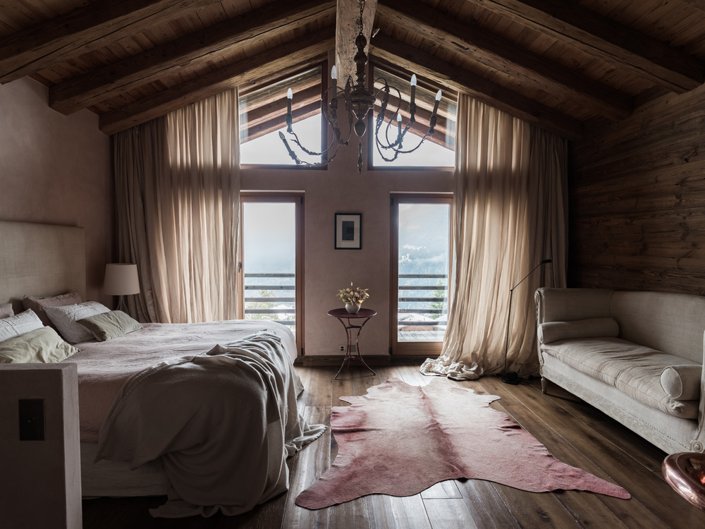 chambre mansardée chalet familial en Suisse décoration contemporaine beige et bois