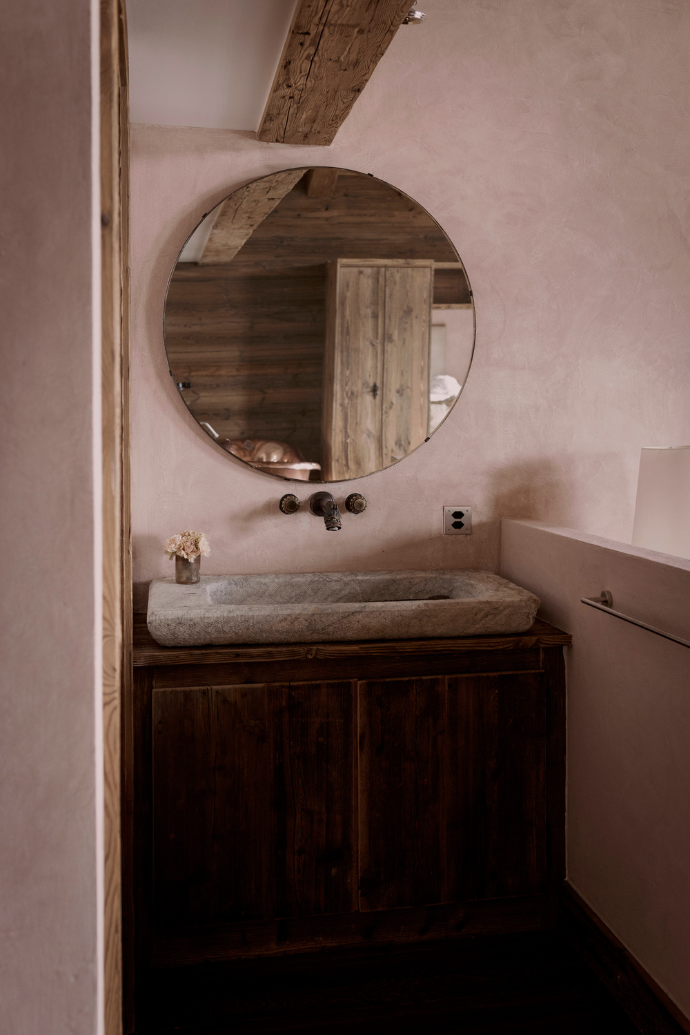 salle de bain rose avec poutres chalet familial en Suisse décoration contemporaine beige et bois