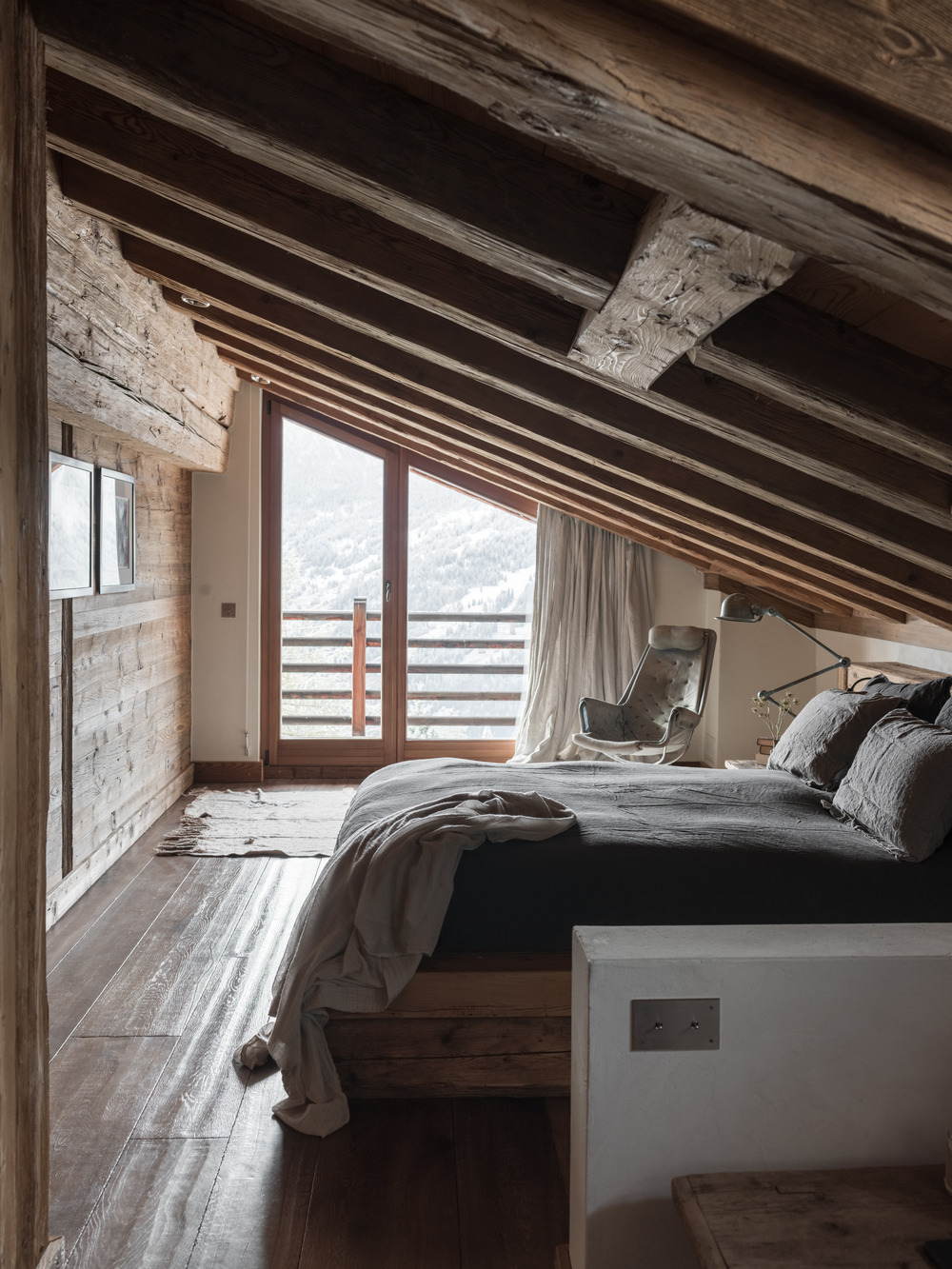 chambre mansardée chalet familial en Suisse décoration contemporaine beige et bois