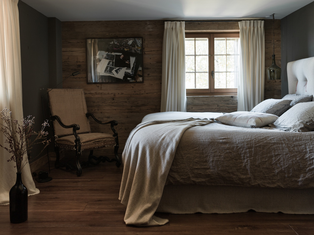 chambre murs bois chalet familial en Suisse décoration contemporaine beige et bois
