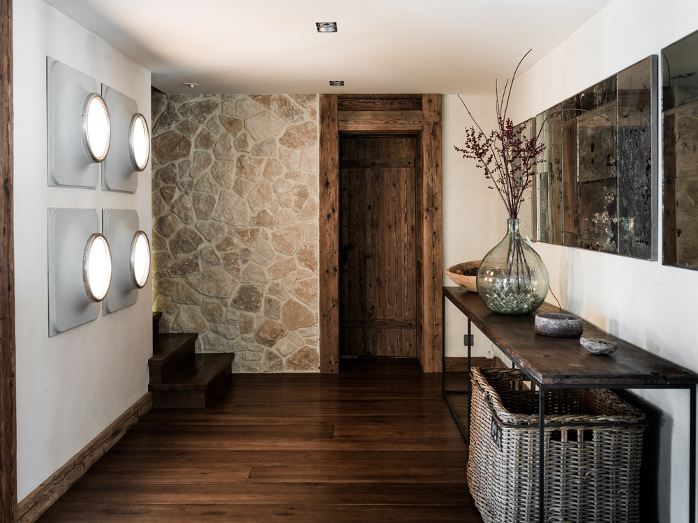 entrée chalet familial en Suisse décoration contemporaine beige et bois